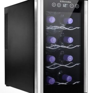 ⁠Cota adega de vinho para os noivos.