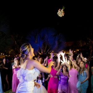 Jogar o buquê de noiva na sua direção.