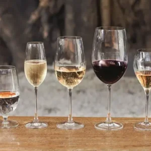 Taças de vinho para os noivos.